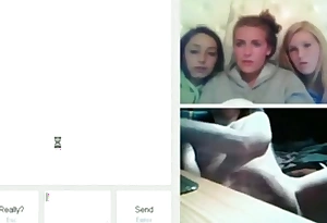 Ludicrous tramp flashes his Hawkshaw approximately unwitting cuties on omegle
