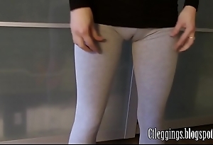 Workout cameltoe in the air grey leggings.